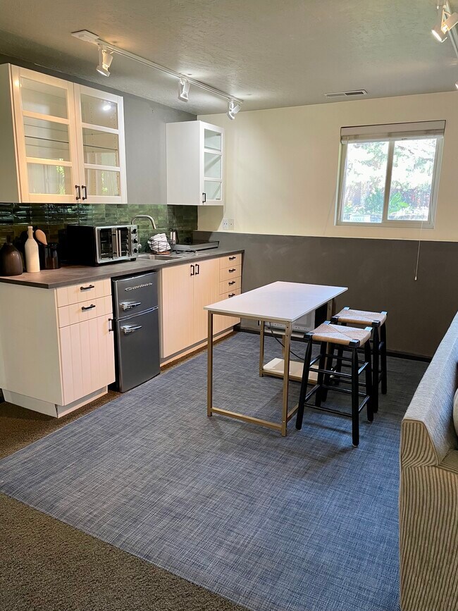 Building Photo - 9908 S Falconhurst Dr