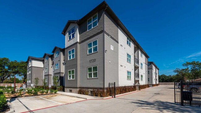 Building Photo - 1720 Crestdale Dr