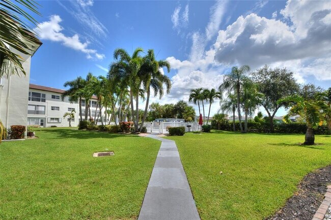 Building Photo - 4200 Crystal Lake Dr