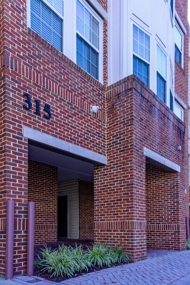 Building Photo - 315 King Farm Blvd