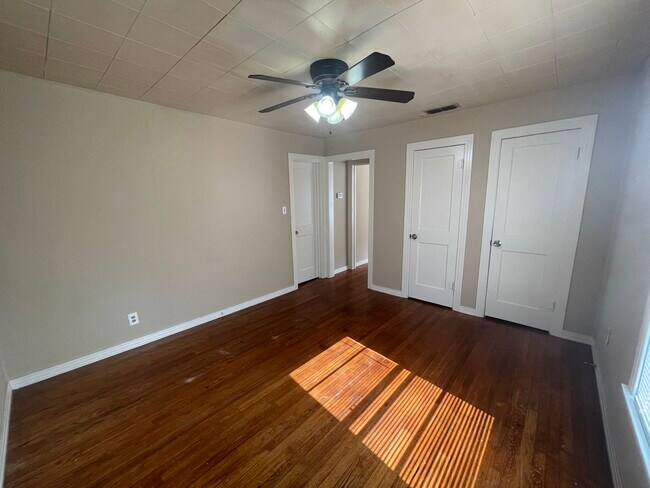 Building Photo - 2425 Bolivar St