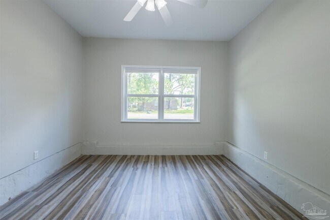 Building Photo - 848 Meadow Ln
