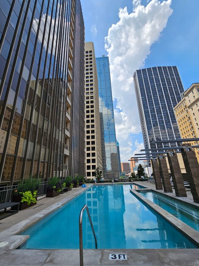 Building Photo - Downtown condo with roof top pool & concie...