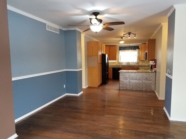 Building Photo - House For Lease