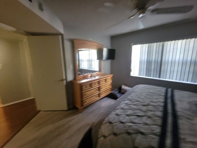 Building Photo - Lovely bottom floor UN-furnished condo Por...