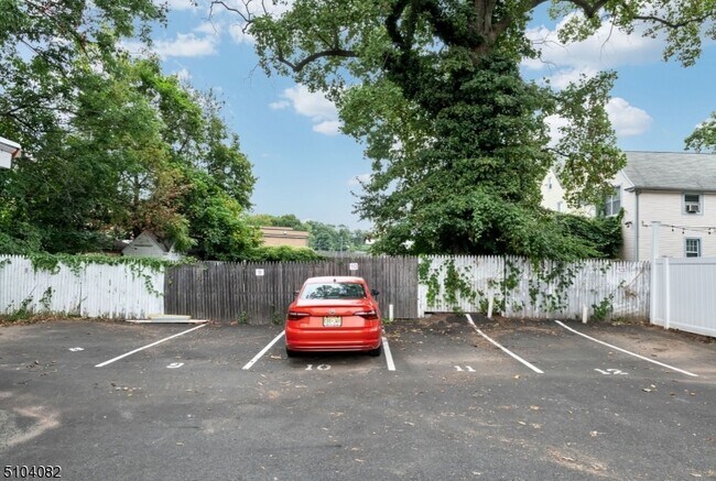 Building Photo - 204 Forest St