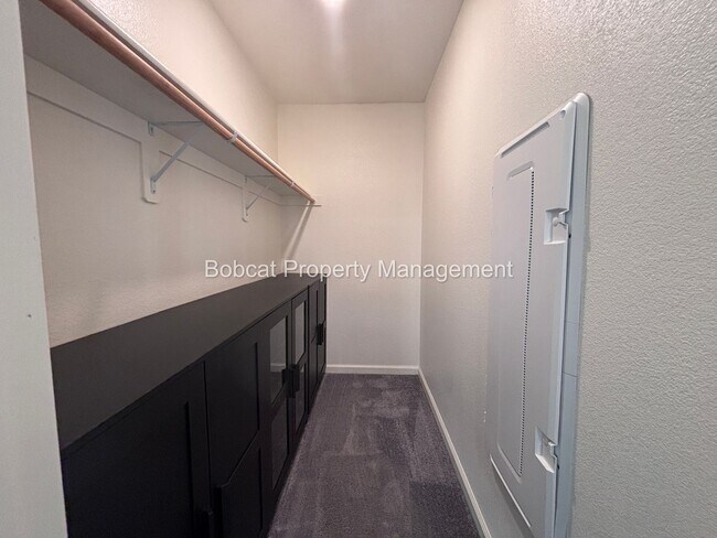 Building Photo - Large Home in Dayton with Mother In Law Quarters