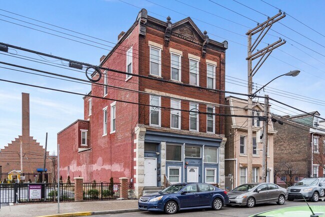 Building Photo - 2405 Sarah St