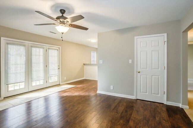 Building Photo - 1221 Villa Ln