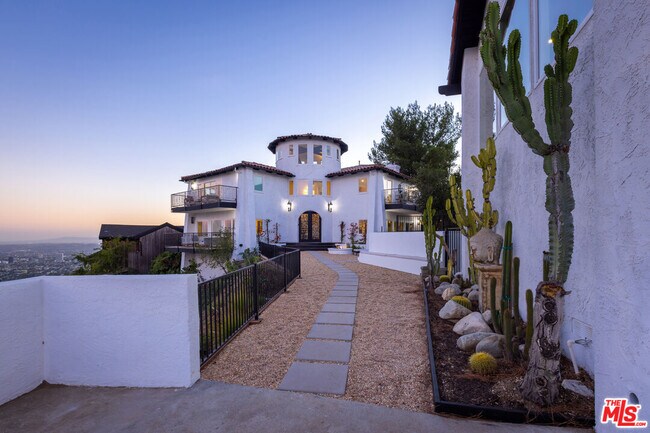 Building Photo - 8300 Grand View Dr