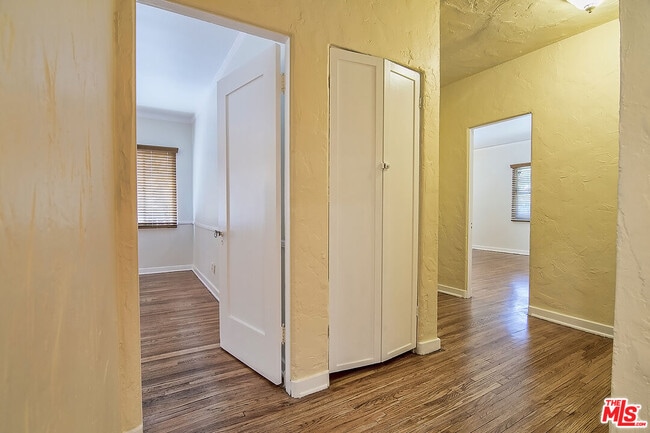 Building Photo - 1071 Cloverdale Ave