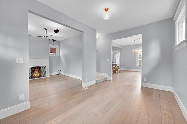 Building Photo - $3,595 - 3 Bed, 2 Bath Updated Home In Den...