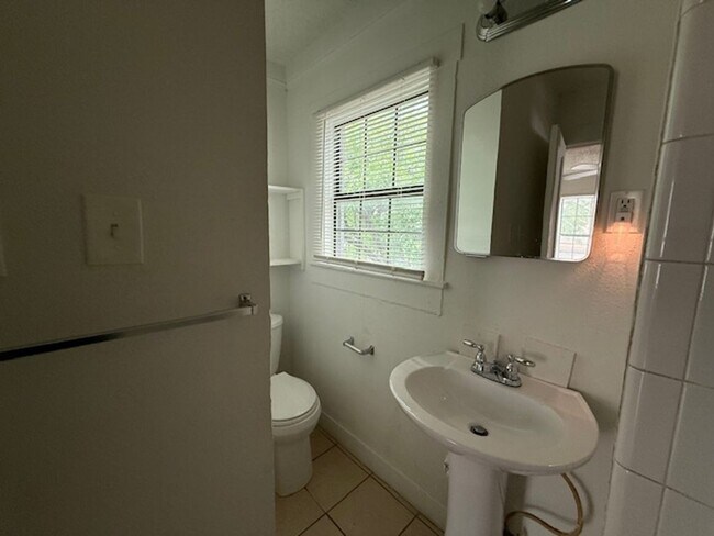 Building Photo - 618 Santos St