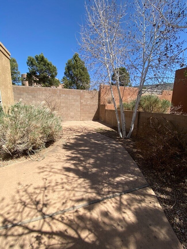 Building Photo - Beautiful 4 bedroom 3.75 bath in gated com...