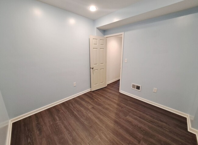 Building Photo - 3 Bed / 1-1/2 Bath Single Family Townhome ...