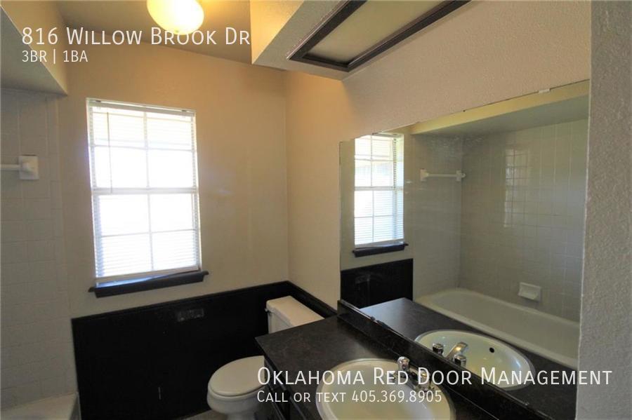 Building Photo - 816 Willow Brook Dr