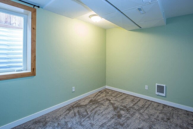 Building Photo - 4 bed/ 3 bath University Rental House ($3,...