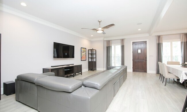 Building Photo - 15 E Breezy Way