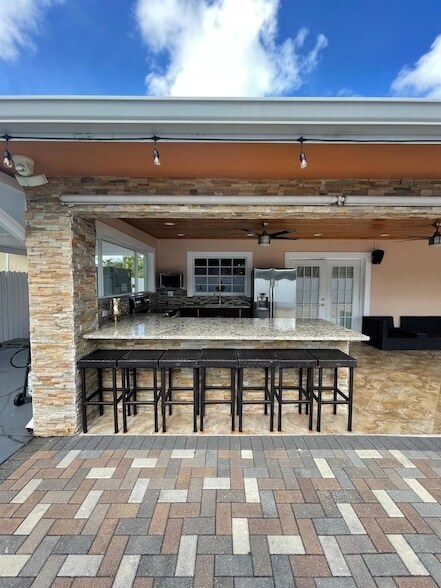 Building Photo - 584 Vossler Ave