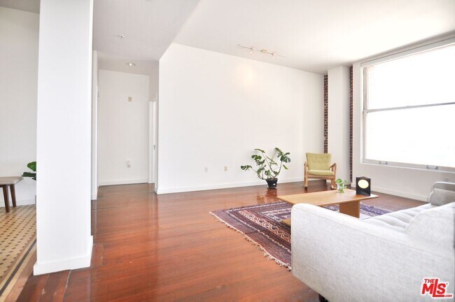 Building Photo - 257 S Spring St
