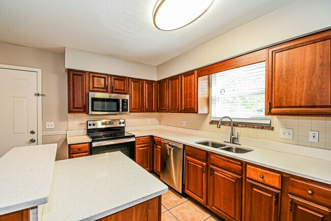 Building Photo - 810 Hardwood St