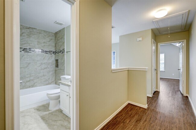 Building Photo - 117 N Villa Oaks Dr