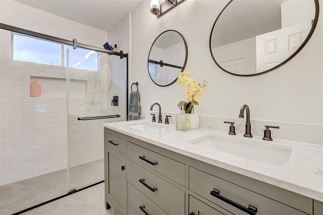 Building Photo - 15501 Sarah's Creek Dr