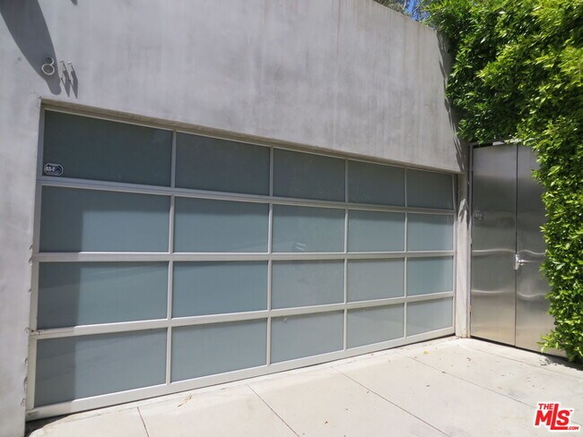 Building Photo - 811 Linda Flora Dr