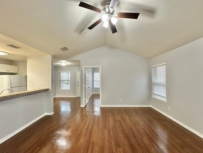 Building Photo - 3 Bedroom 2 Bath Duplex at Mansion Creek in Tyler! 1/2 off first full months rent