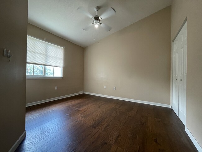 Building Photo - 3 Bedroom 2.5 Bath Townhome - Apply Now