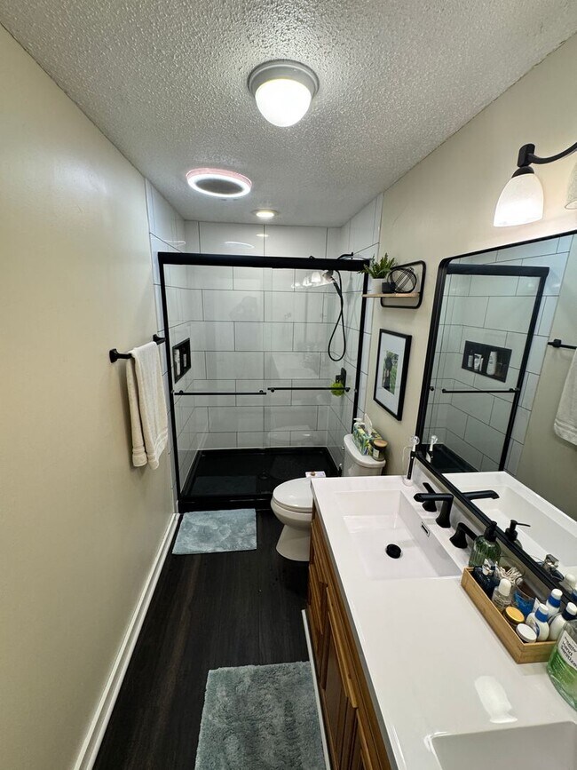 Building Photo - Newly remodeled Eastside home
