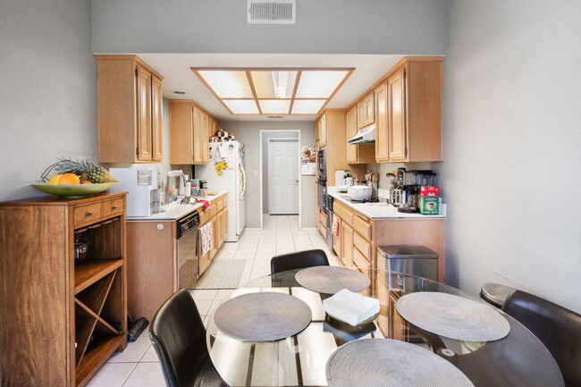 Building Photo - 48125 Vía Hermosa