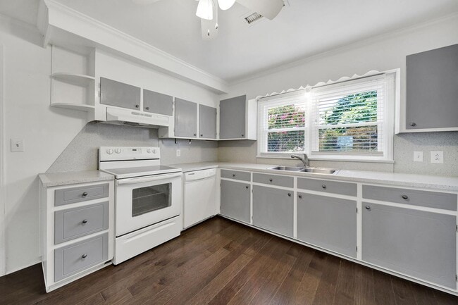 Building Photo - Wonderful Three Bed Two Bath Home in Stanf...
