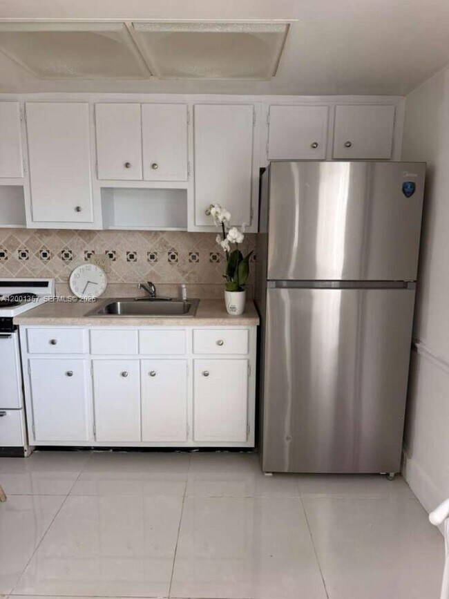 Building Photo - 2430 NE 135th St