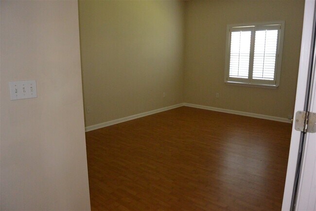 Building Photo - 100 Sea Garden Ct