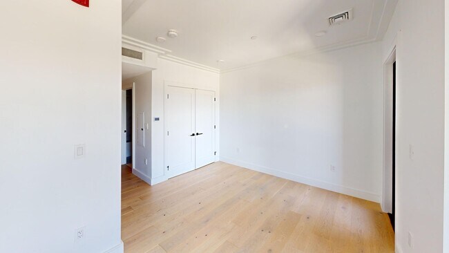 Building Photo - Studio with Laundry in Unit; Gym on Site! ...