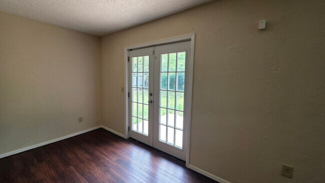 Building Photo - 3 Bed 1 bath home in MWC.