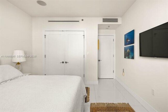 Building Photo - 1000 Venetian Way