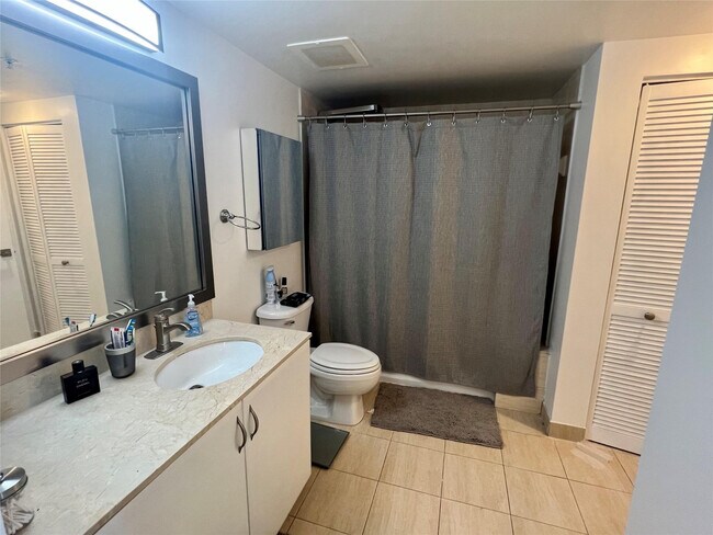 Building Photo - 1750 N Bayshore Dr