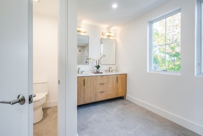 Building Photo - 15-17-17 Jewett Pl