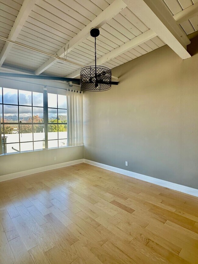 Building Photo - Industrial Chic 3bed/3bath loft style cond...