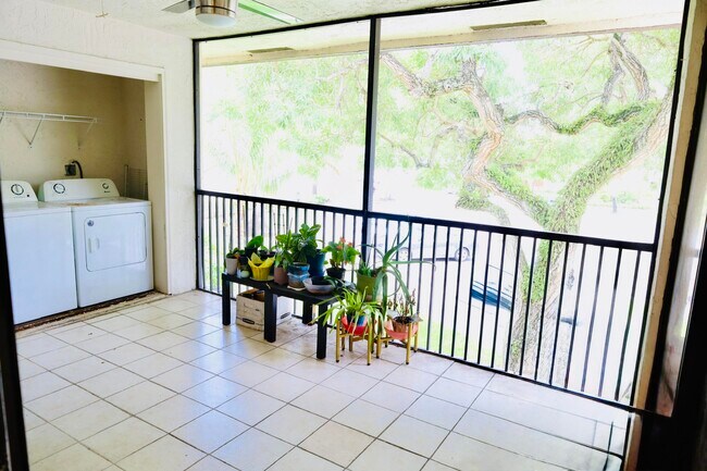 Building Photo - 2540 Carambola Cir N