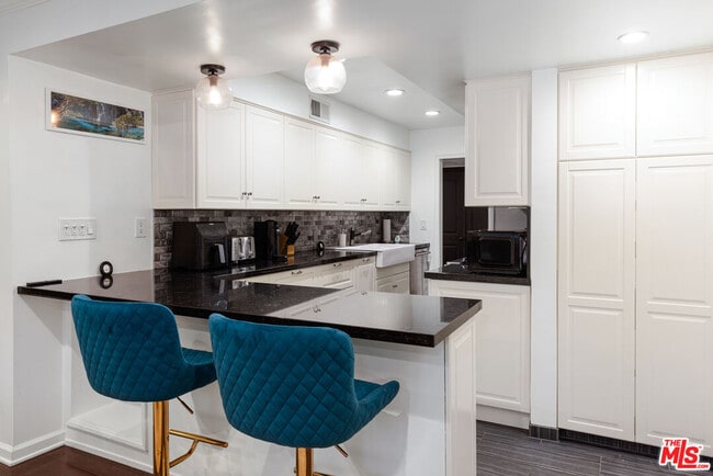 Building Photo - 6708 Hillpark Dr