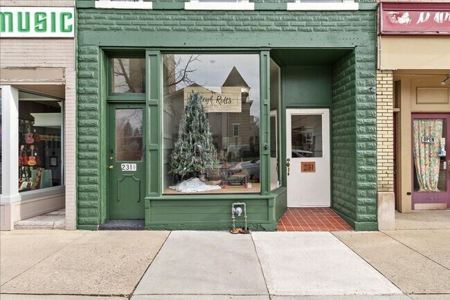 Building Photo - Spacious 3 Bedroom Apartment in Downtown Urbana