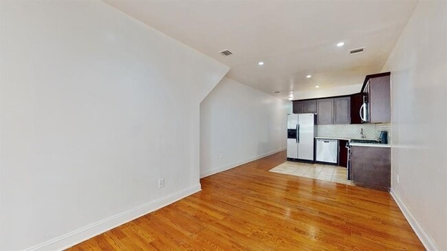 Building Photo - 131 Brunswick St