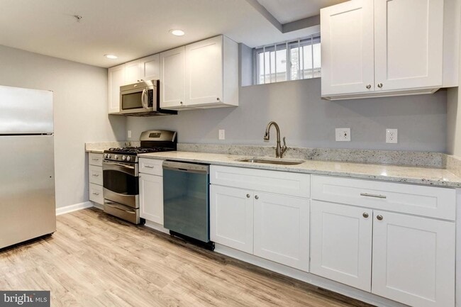 Building Photo - Spacious single family home with full basement