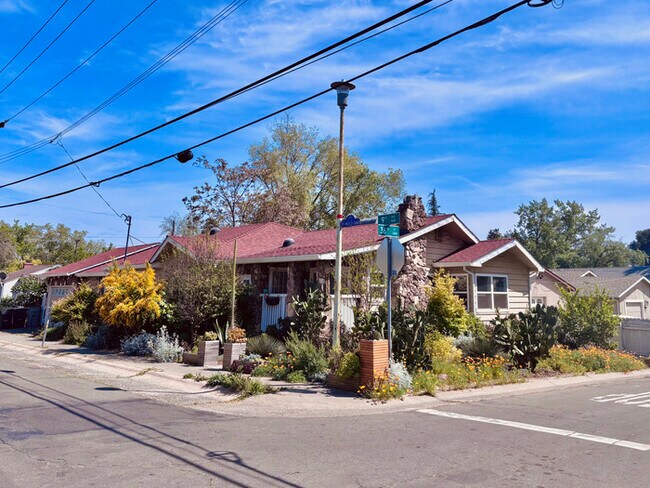 Building Photo - Welcome to this stunning 4-bedroom, 2-bath...