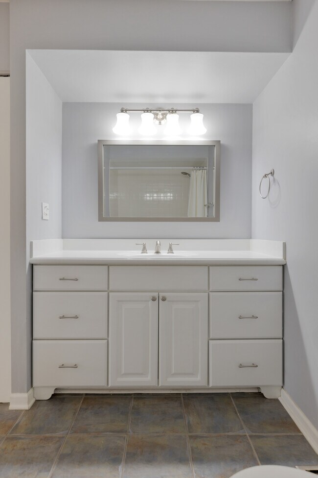 Building Photo - 817 Pahl Rd