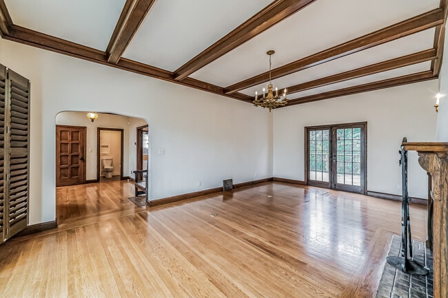 Building Photo - 496 Crestlake Dr