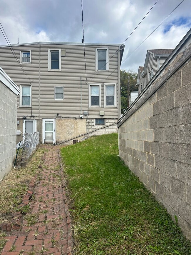 Building Photo - 4-bedroom duplex in south Steelton
